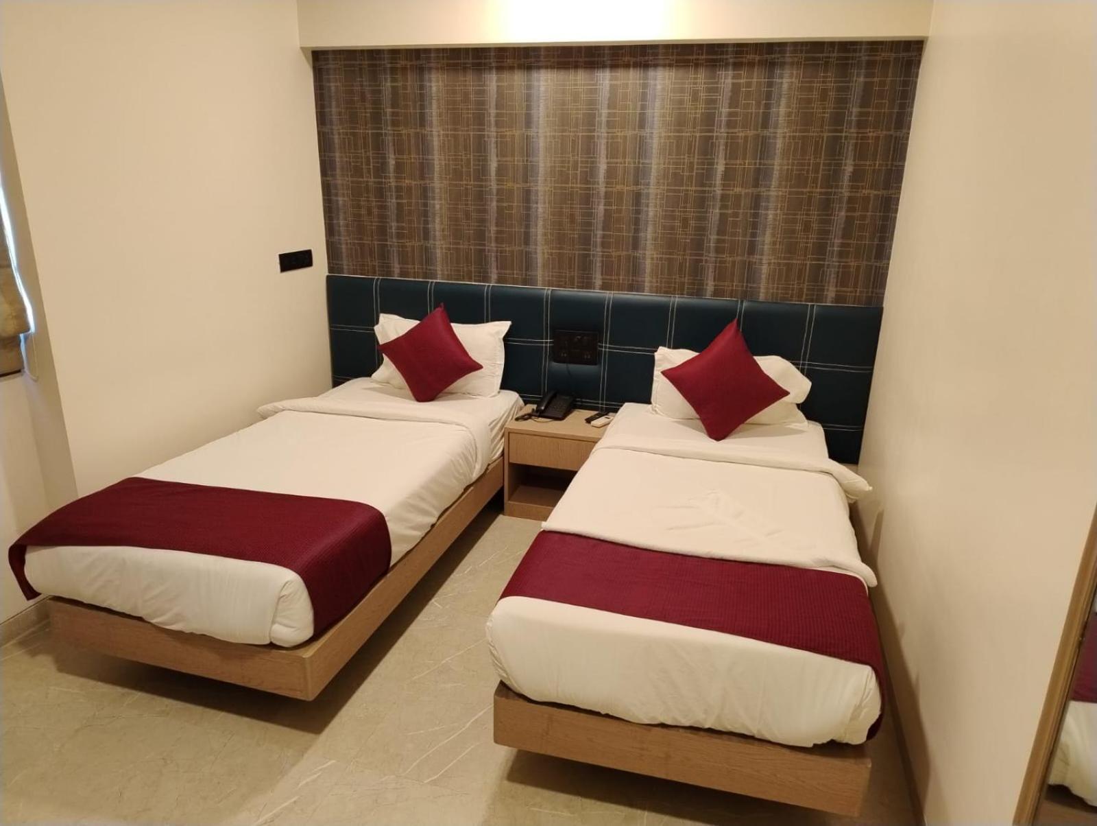 J Hotel And Banquets Bombaj Zewnętrze zdjęcie