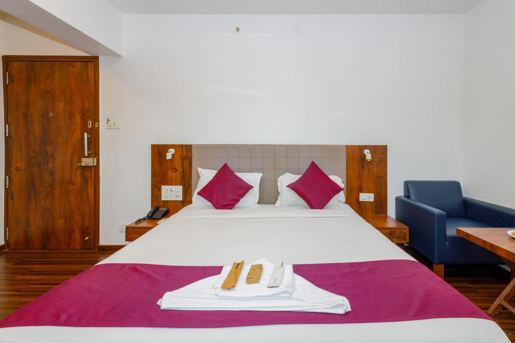 J Hotel And Banquets Bombaj Zewnętrze zdjęcie