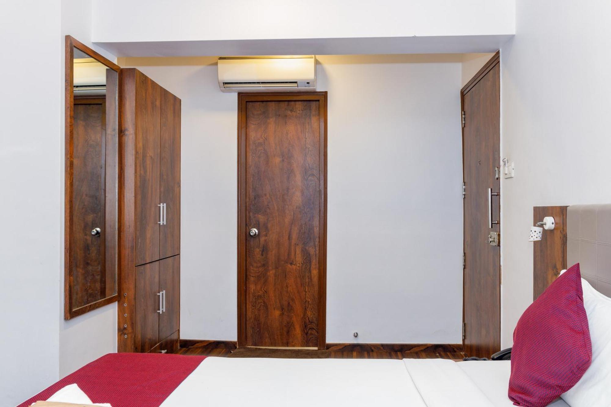 J Hotel And Banquets Bombaj Zewnętrze zdjęcie