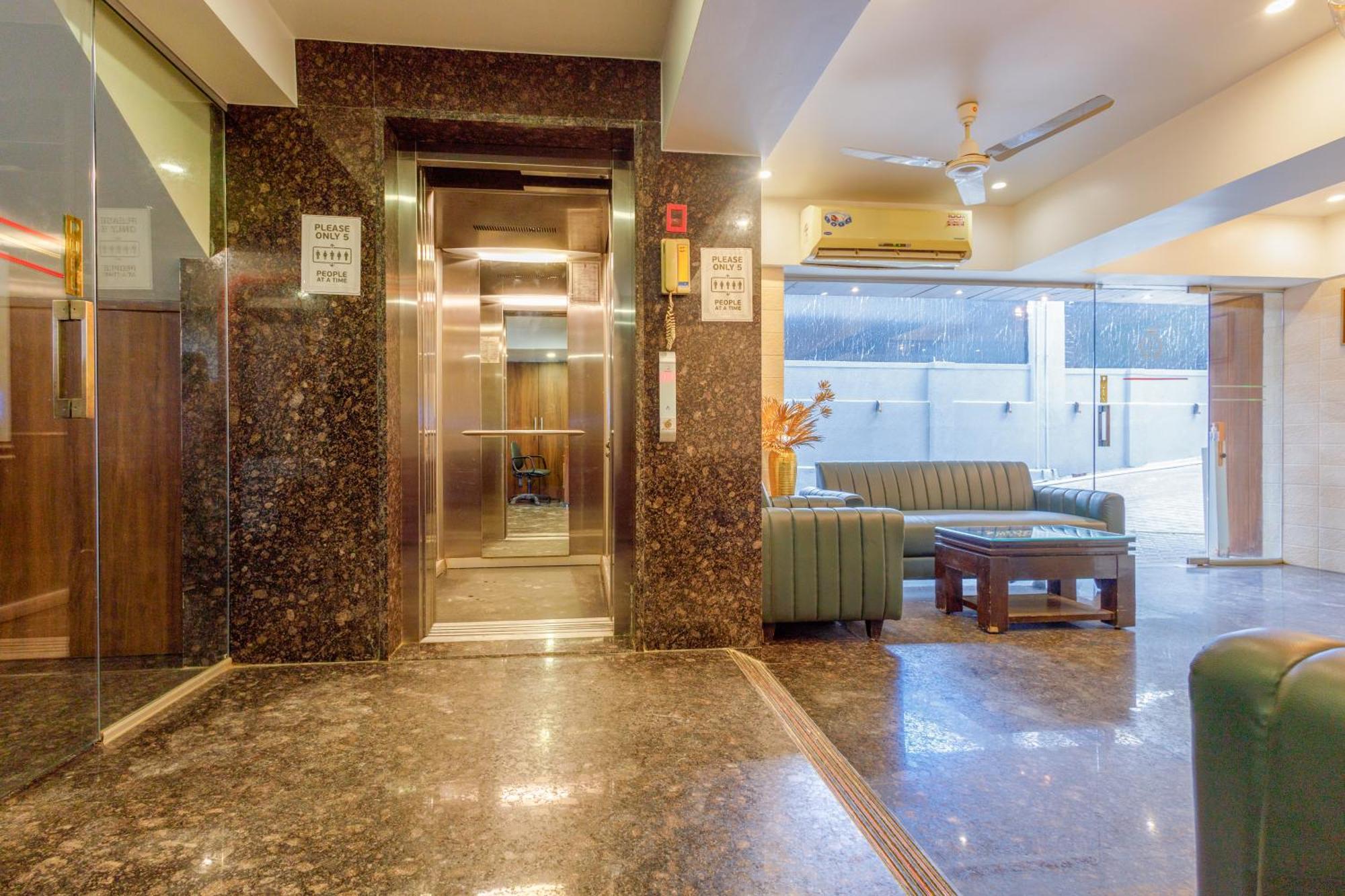 J Hotel And Banquets Bombaj Zewnętrze zdjęcie