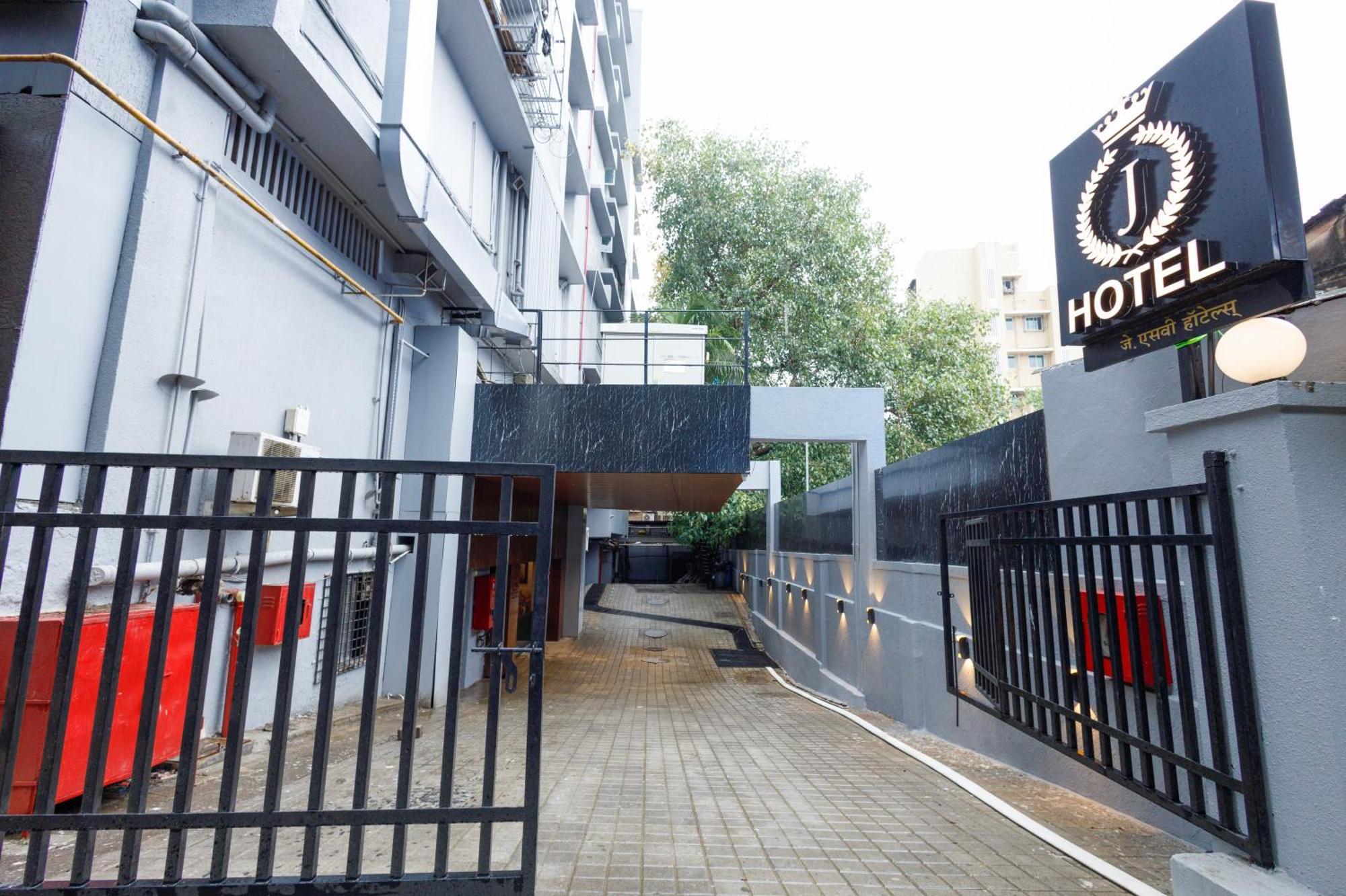J Hotel And Banquets Bombaj Zewnętrze zdjęcie